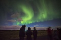 アイスランドの首都レイキャビク上空に発生したオーロラ（2015年10月30日撮影）。(c)AFP/Halldor KOLBEINS