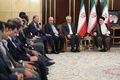 サッカーW杯カタール大会の開幕を控え、イランのエブラヒム・ライシ大統領（右）との面会で発言する同国代表のカルロス・ケイロス監督（左奥、2022年11月14日撮影）。(c)AFP PHOTO / HO / IRANIAN PRESIDENCY