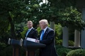 米ホワイトハウスでルーマニアのクラウス・ヨハニス大統領（奥）と共同記者会見を開くドナルド・トランプ米大統領（2017年6月9日撮影）。(c)AFP/Brendan Smialowski