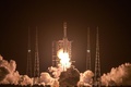 無人補給船「天舟2号」を搭載し、中国海南省の文昌衛星発射センターから打ち上げられた長征7号ロケット（2021年5月29日撮影）。(c)AFP