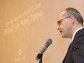 3月2日に都内に開業する外資系高級ホテル「シャングリ・ラ ホテル東京（Shangri-La Hotel Tokyo）」の報道陣公開で会見するウルフガング・クルーガー（Wolfgang Krueger）総支配人（2009年2月26日撮影）。(c)AFP/TOSHIFUMI KITAMURA