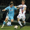 写真は、リヨンのキム・カルストロム（%%Kim Kallstrom%%）からチェックを受けるマルセイユのサミル・ナスリ（%%Samir Nasri%%、左）。(c)AFP/PHILIPPE MERLE