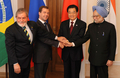 ロシア中部エカテリンブルク（Yekaterinburg）で開かれたブラジル、ロシア、インド、中国の新興4か国（BRICs）初の首脳会議に臨む（左から）ブラジルのルイス・イナシオ・ルラ・ダシルバ（Luiz Inacio Lula da Silva）大統領、ロシアのドミトリー・メドベージェフ（Dmitry Medvedev）大統領、中国の胡錦涛（Hu Jintao）国家主席、インドのマンモハン・シン（Manmohan Singh）首相（2009年6月16日撮影）。(c)AFP/DMITRY KOSTYUKOV