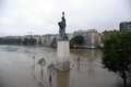 仏パリで、氾濫したセーヌ川と自由の女神（2016年6月1日撮影）。(c)AFP/BERTRAND GUAY
