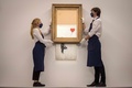 英覆面アーティスト、バンクシーの作品「Love is in the Bin」。ロンドンのサザビーズで（2021年9月3日撮影）。(c)Tolga Akmen / AFP