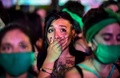 アルゼンチン首都ブエノスアイレスにある国会議事堂前で、人工妊娠中絶合法化法案の投票結果を待つ賛成派（2020年12月30日撮影）。(c)RONALDO SCHEMIDT / AFP
