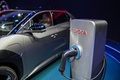 中国・上海で行われている上海国際モーターショーのトヨタのブースに展示された新たな電気自動車シリーズ第1弾「bZ 4X」（2021年4月19日撮影）。(c)Hector RETAMAL / AFP