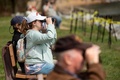 米メリーランド州ボルティモア沖のチェサピーク湾内で座礁した巨大コンテナ船「エバーフォワード」を見る人（2022年4月13日撮影）。(c)Jim WATSON / AFP