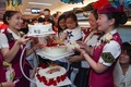 1周年を記念しケーキで祝う旅客（2018年7月1日撮影）。(c)CNS/賈天勇