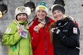 フリースタイルスキー世界選手権2013（FIS Freestyle World Ski Championships 2013）は6日、ノルウェー・オスロ（Oslo）で女子モーグル決勝が行われ、伊藤みき（Miki Ito）が銀メダルを獲得した。

メダルを手にポーズをとる（左から）伊藤みき、金メダルのハンナ・カーニー（Hannah Kearney）、銅メダルのジャスティン・デュフォーラポイント（Justine Dufour-Lapointe、2013年3月6日撮影）。(c)AFP/SCANPIX NORWAY/Hakon Mosvold Larsen
