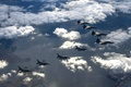 韓国上空で訓練に臨む、同国空軍のF15K戦闘機と米空軍のF16戦闘機。韓国国防省提供（2022年10月4日撮影）。(c)AFP PHOTO / South Korean Defence Ministry