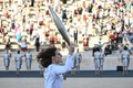 ギリシャ・アテネのパナシナイコ・スタジアムにパリ五輪の聖火トーチを運ぶフィギュアスケート・アイスダンス、フランス代表のガブリエラ・パパダキス（2024年4月26日撮影）。(c)Aris MESSINIS / AFP