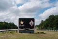 米ノースカロライナ州ファイエットビルにある同国最大の軍事基地、フォートリバティーの看板（2023年6月2日撮影）。(c)ALLISON JOYCE / AFP
