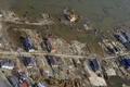 2011年3月11日の東日本大震災から約半月後、巨大津波で建物のほとんどが流された宮城県石巻市の空撮写真（2011年4月1日撮影）。(c)AFP/KAZUHIRO NOGI
