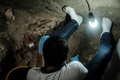ブラジル・リオデジャネイロの新黒人記憶・研究博物館にある米州最大の奴隷墓地で遺骨を採取するフルミネンセ連邦大学の考古学者（2017年5月5日撮影）。(c)AFP/YASUYOSHI CHIBA