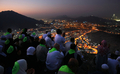 イスラム教の聖地サウジアラビア・メッカ（Mecca）で、大巡礼「ハッジ」で同地を訪れ光の山（Noor Mountain）で祈る巡礼者ら（2009年11月23日撮影）。(c)AFP/MAHMUD HAMS