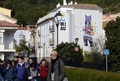 スペインのカステリョンデラプラナ近郊の町ファンサラにある住宅の壁に描かれた作品を鑑賞する人々（2016年12月15日撮影）。(c)AFP/JOSE JORDAN