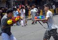 タイの首都バンコク（Bangkok）で12日、翌日から始まるタイ正月ソンクラーン（Songkran）を前に、通行人らが互いに水を掛け合って新年を祝う水かけ祭り「ソンクラーン・フェスティバル（Songkran Festival）」が開催された。

写真は、旅行者でにぎわうカオサン（Khao San）通りで、水を掛け合う地元の少年と外国人観光客（2012年4月12日撮影）。(c)AFP/PORNCHAI KITTIWONGSAKUL