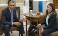 米ワシントンD.C.（Washington D.C.）ホワイトハウス（White House）の大統領執務室（Oval Office）で、エボラ出血熱から回復した看護師のニーナ・ファム（Nina Pham）さん（右）と面会するバラク・オバマ（Barack Obama）米大統領（左、2014年10月24日撮影）。(c)AFP/Saul LOEB