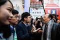 香港立法会（議会）の補欠選挙で、議員資格を剥奪された民主派の羅冠聡（ネイサン・ロー）元議員（中央）に詰め寄る男性（右、2018年3月11日撮影）。(c)AFP PHOTO / ANTHONY WALLACE