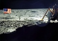 アポロ11号（Apollo XI）のエドウィン・オルドリン（Edwin Aldrin）宇宙飛行士が撮影した、月着陸船と月面上に掲げられた米国旗（1969年7月20日撮影）。(c)AFP/NASA