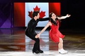 平昌冬季五輪、フィギュアスケートのエキシビションに臨むテッサ・ヴァーチュー/スコット・モイア組（2018年2月25日撮影）。(c)AFP/Mladen ANTONOV