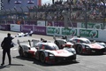 第89回ルマン24時間耐久レース。8号車の中嶋一貴（右）と並走し、トップでチェッカーフラッグを受けるトヨタ・ガズーレーシング7号車の小林可夢偉（2021年8月22日撮影）。(c)Jean-Francois MONIER/ AFP