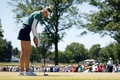 女子ゴルフ米国ツアーメジャー第2戦、全米女子オープン2日目。1番のグリーンに臨むネリー・コルダ（2024年5月31日撮影）。(c)Sarah Stier/Getty Images/AFP