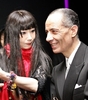 2005年7月25日、東京・銀座のハウス・オブ・シセイドウ（HOUSE OF SHISEIDO ）で開かれた「セルジュ・ルタンス… 夢幻の旅の記録」展に姿をみせた山口小夜子（Sayoko Yamaguchi）さんとセルジュ・ルタンス（Sege Lutens、右）。(c)AFP/YOSHIKAZU TSUNO