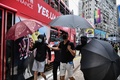香港で、民主派によるデモに参加する人々（2020年5月24日撮影）。(c)AFP/Anthony WALLACE