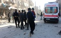 シリア北部アレッポの反体制派支配地区で、空爆により破壊されたとされる建物付近に集まった住民ら（2016年2月4日撮影）。(c)AFP/THAER MOHAMMED