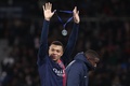 フランス・スーパーカップ、パリ・サンジェルマン対トゥールーズ。優勝を喜ぶパリ・サンジェルマンのキリアン・エムバペ（左、2024年1月3日撮影）。(c)FRANCK FIFE / AFP