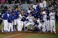 18MLB、ワールドシリーズ（7回戦制）第3戦、ロサンゼルス・ドジャース対ボストン・レッドソックス。延長18回にマックス・マンシーが放ったサヨナラ本塁打を喜ぶロサンゼルス・ドジャースの選手（2018年10月26日撮影）。(c)Jeff Gross/Getty Images/AFP