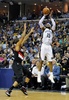 14-15NBAプレーオフ1回戦（7回戦制）、メンフィス・グリズリーズ対ポートランド・トレイルブレイザーズ。得点を狙うメンフィス・グリズリーズのビンス・カーター（2015年4月22日撮影）。(c)AFP/Getty Images/Frederick Breedon
