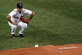 写真は、投球前にストレッチを行う松坂。(c)AFP/Getty Images Elsa