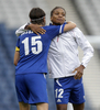 ロンドン五輪、女子サッカー準々決勝、スウェーデン対フランス。試合後に喜びを分かち合うフランスのエロディ・トミス（Elodie Thomis）とエリーゼ・ブサグリア（Elise Bussaglia、2012年8月3日撮影）。(c)AFP/GRAHAM STUART