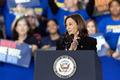 米ノースカロライナ州ローリーでの選挙集会で、演説するカマラ・ハリス副大統領（2024年10月30日撮影）。(c)Ryan M. Kelly / AFP