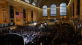 米ニューヨーク（New York）のグランド・セントラル駅（Grand Central Terminal）で1日、駅の開業100周年を祝うイベントが行われた。

100年の節目を祝い、駅舎内の店舗は商品を1913年当時の価格で販売。コーヒーは5セント（約4.6円）、靴磨きは10セント（約9.2円）で提供された。

1913年2月2日に開業した同駅は、70年代には解体の危機にも直面したが、現在は1日当たり約75万人が利用する国内最大規模の交通ハブになっている。ボザール建築の外観を誇る駅舎は、市内ではタイムズスクエア（Times Square）に次ぐ人気観光名所だ（2013年2月1日撮影）。(c)AFP/Emmanuel Dunand