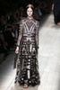 フランス・パリ市内で発表された「ヴァレンティノ（VALENTINO）」14年春夏コレクション（2013年10月1日撮影）。(c)AFP/PATRICK KOVARIK
