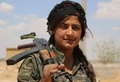 シリア北部ラッカ県ファティサで、シリア民主軍に参加する「クルド人民防衛部隊（YPG）」の兵士（2016年5月25日撮影）。(c)AFP/DELIL SOULEIMAN