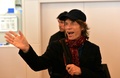 羽田空港の到着ロビーに姿を見せたザ・ローリング・ストーンズ（The Rolling Stones）のミック・ジャガー（Mick Jagger、2014年2月23日撮影）。(c)AFP/Yoshikazu TSUNO