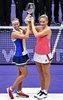 女子テニス、WTAツアー選手権最終日。トロフィーを手にポーズをとるティメア・バボス/アンドレア・フラバコバ組（2017年10月29日撮影）。(c)AFP/Roslan RAHMAN