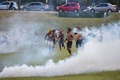 ブラジルの首都ブラジリアで、権利の拡大を求めるデモで警察と衝突する先住民（2017年4月25日撮影）。(c)AFP/EVARISTO SA