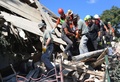 イタリア・ペスカーラデルトロントで、地震の犠牲者の遺体を搬送する救助隊（2016年8月24日撮影）。(c)AFP/MARCO ZEPPETELLA