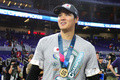第5回ワールド・ベースボール・クラシック（WBC）決勝、日本対米国。金メダルを胸に笑顔を見せる大谷翔平（2023年3月21日撮影）。(c)Megan Briggs/Getty Images/AFP