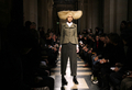 フランス・パリ市内で発表されたジュンヤ ワタナベ・コム デ ギャルソン（JUNYA WATANABE COMME des GARCONS）の10/11年秋冬コレクション（2010年3月6日撮影）。(c)AFP/FRANCOIS GUILLOT