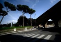 イタリア・ローマ中心部で、閑散とした道路でジョギングする人（2020年4月6日撮影）。(c)Filippo MONTEFORTE / AFP