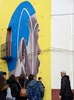 スペインのカステリョンデラプラナ近郊の町ファンサラを飾る壁画アートを観賞する人々（2016年12月15日撮影）。(c)AFP/JOSE JORDAN