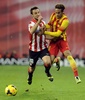 13-14スペイン1部リーグ第15節、アスレティック・ビルバオ（Athletic Bilbao）対FCバルセロナ（FC Barcelona）。ボールを競るアスレティック・ビルバオのカルロス・グルペギ（Carlos Gurpegi、左）とFCバルセロナのネイマール（Neymar da Silva Santos Junior、2013年12月1日撮影）。(c)AFP/RAFA RIVAS