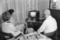 月面に降り立つニール・アームストロング船長をテレビで見守る人々。仏パリで（1969年7月21日撮影）。(c)AFP